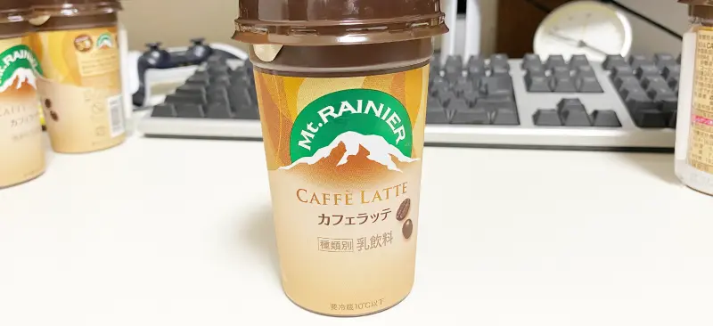 マウントレーニアカフェラッテがキーボードのある白い机の上にある画像