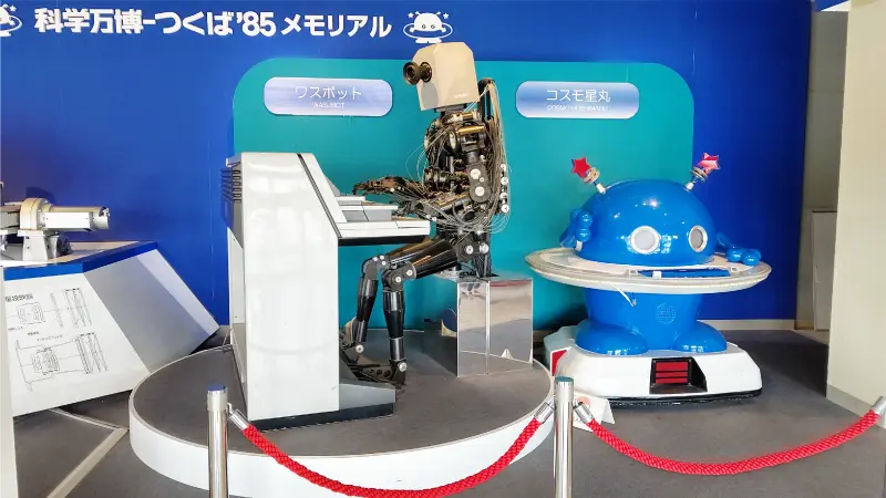 つくばエキスポセンターの科学を学べる体験型展示物にあるピアノを弾くロボット